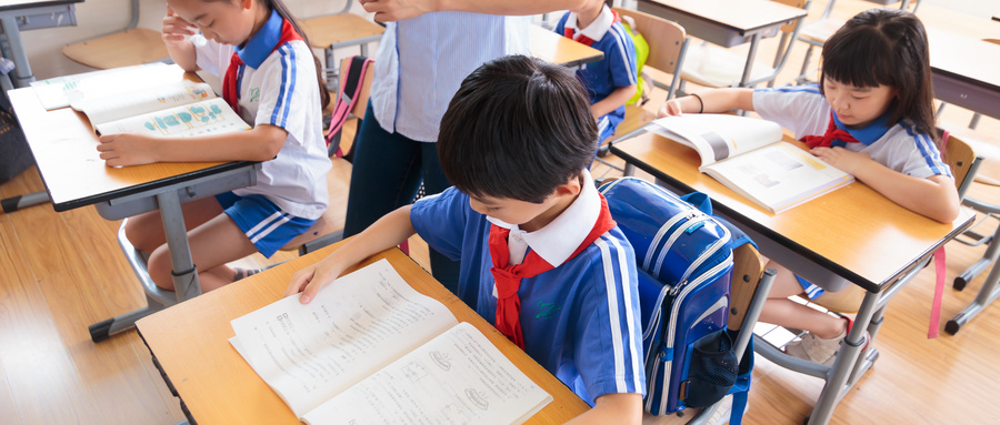 摄图网_500603073_wx_学生教室上课(企业商用).jpg 摄图网_500603073_wx_学生教室上课(企业商用).jpg