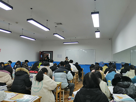 重庆精冠学校在高考复读培训方面有哪些优势？